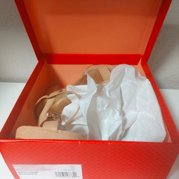 Kelly & Katie mircosuede block heel sandals - Picture 5 of 5